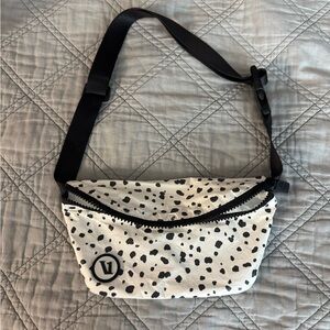 Vuori Black and White Crossbody Bag